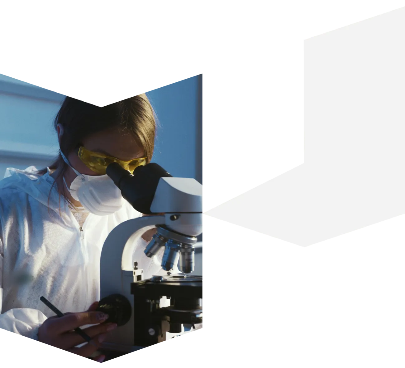 Científica observando por un microscopio en el laboratorio