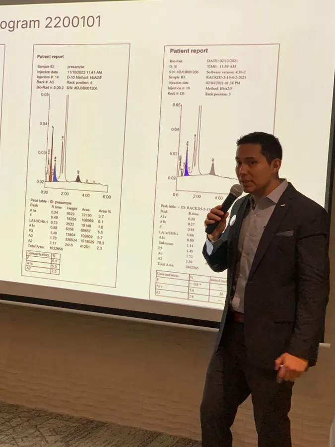 Expositor explicando un cromatograma durante su charla
