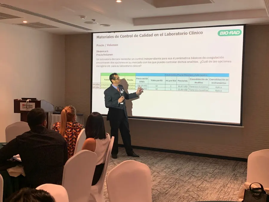 Expositor presentando materiales de control de calidad