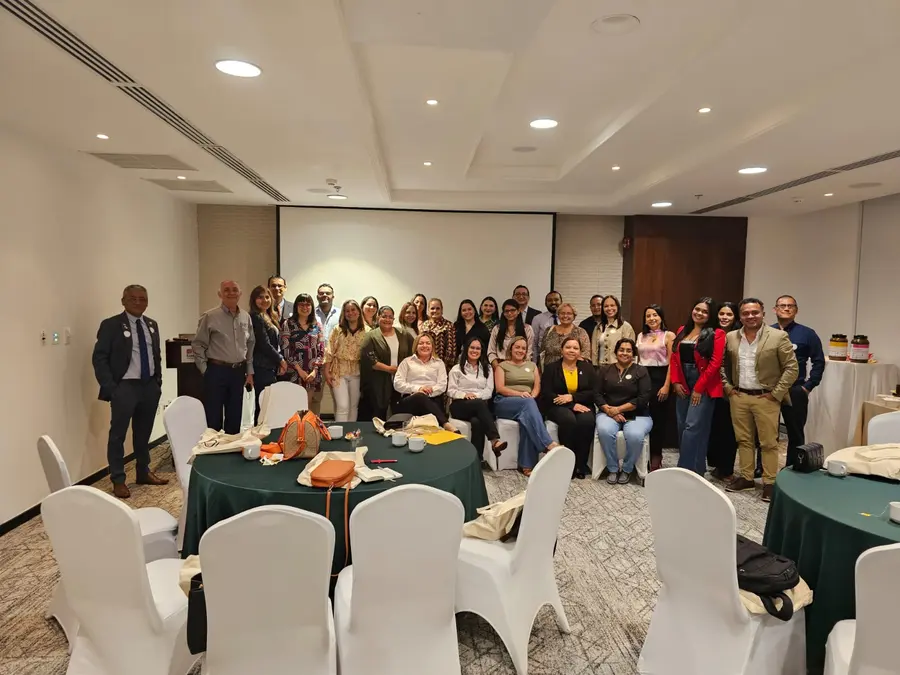 Foto grupal de asistentes y expositores en el salón