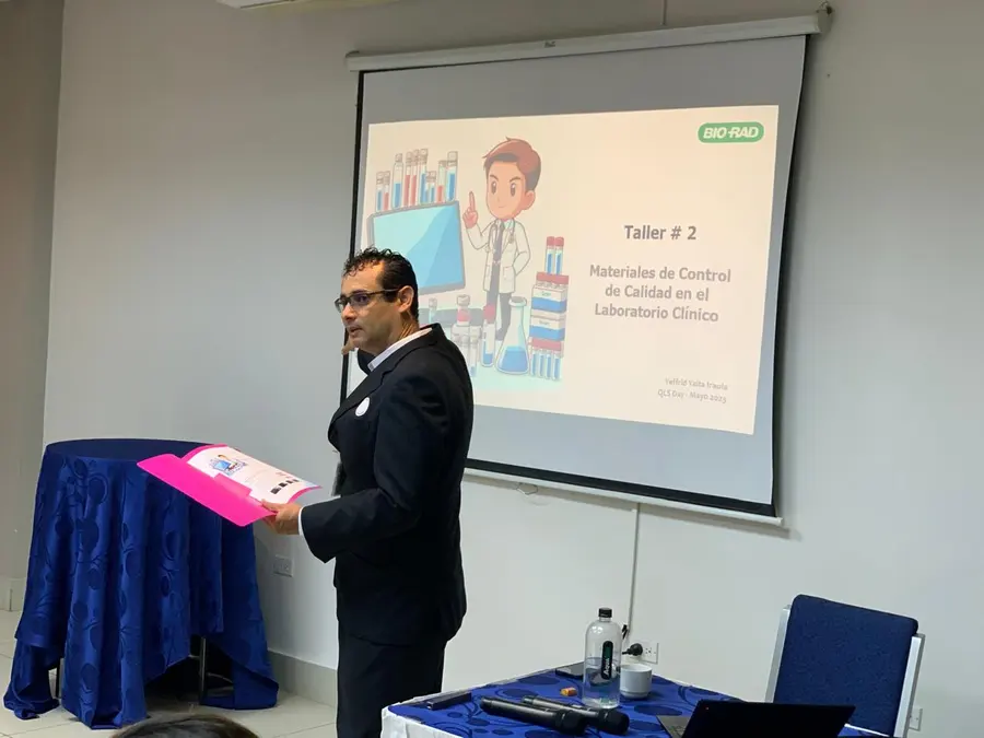 Expositor presentando el taller de materiales de control de calidad