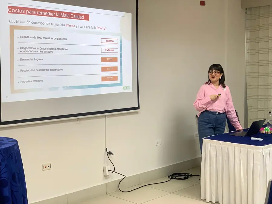 Expositora presentando ante los asistentes